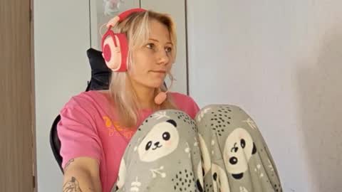 Snapshot of little_soyia chatting on 10.11.25 Lana online show from 10.11.25