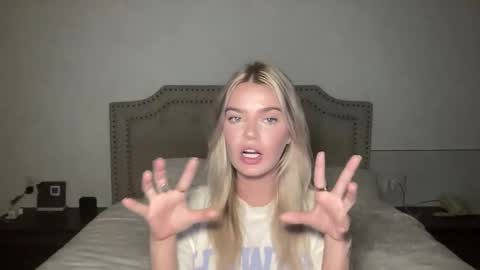 Snapshot of littlemaryjane19 chatting on 11.19.25 Marciabrady online show from 11.19.25