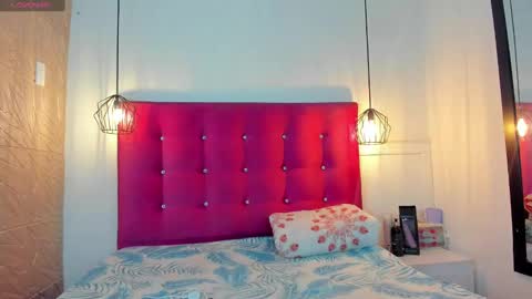 littlesophiie_ online show from 02.19.25