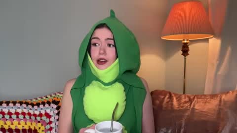 Snapshot of littlesugarpea chatting on 01.12.25 Little Sugar Pea online show from 01.12.25