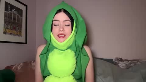 Snapshot of littlesugarpea chatting on 01.15.25 Little Sugar Pea online show from 01.15.25