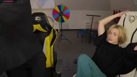 Snapshot of livehub054 chatting on 12.04.25 Sheryl online show from 12.04.25