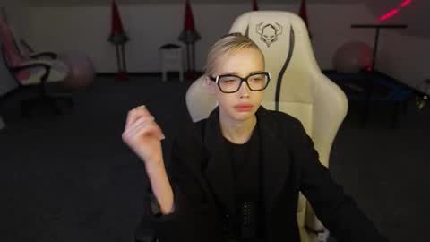 Snapshot of livehub054 chatting on 12.15.25 Sheryl online show from 12.15.25