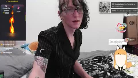 Snapshot of livolioyo chatting on 11.27.25 Livolio online show from 11.27.25