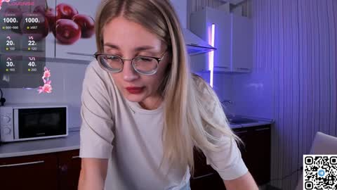 Snapshot of livyybosom chatting on 12.13.24 My name is Livy Nice to meet you Thumbs up please its important online show from 12.13.24