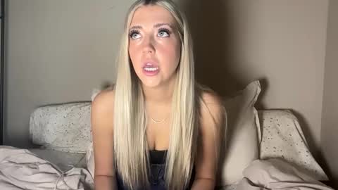 Snapshot of lizzy2bizzy chatting on 05.04.26 lizzy2bizzy online show from 05.04.26