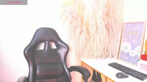 Snapshot of lizzyjones__ chatting on 09.26.25 Lizzy  online show from 09.26.25