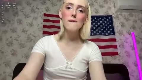 Snapshot of llinabarbie chatting on 06.19.26 Alina online show from 06.19.26