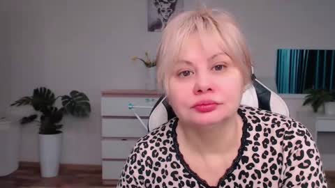  Lola  online show from 10.21.25