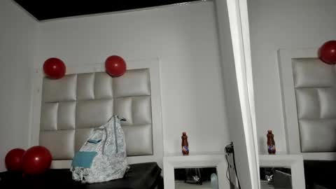 Snapshot of lola_js chatting on 04.29.26 lola_js online show from 04.29.26