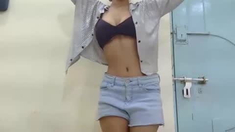 Snapshot of lolaa_darling chatting on 10.13.25 lolaa online show from 10.13.25