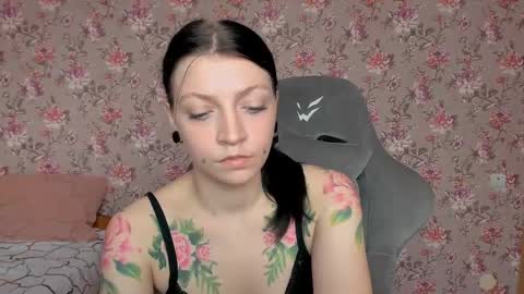 Snapshot of lolarozzie chatting on 04.21.26 Lola Next stream January 6th at 0500am 30 minutes GMT online show from 04.21.26