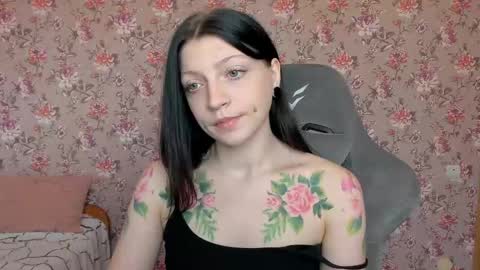 Snapshot of lolarozzie chatting on 04.25.26 Lola Next stream January 6th at 0500am 30 minutes GMT online show from 04.25.26