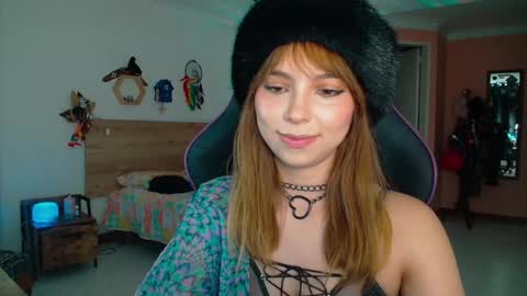 Snapshot of lolaverse chatting on 10.08.25 Lola doll online show from 10.08.25