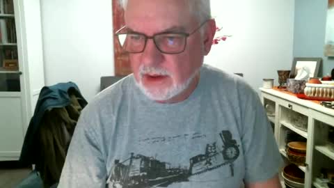 Snapshot of loop102 chatting on 07.18.26 loop102 online show from 07.18.26