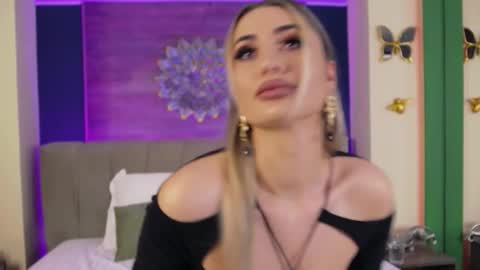 Snapshot of loradevine chatting on 11.30.25 Lora online show from 11.30.25