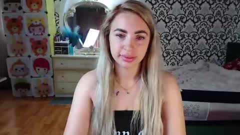Queen LoraSinClare online show from 06.02.26