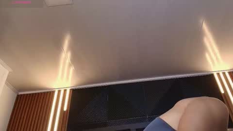  L O R E N Z O  Thumbs Up help  online show from 01.16.26