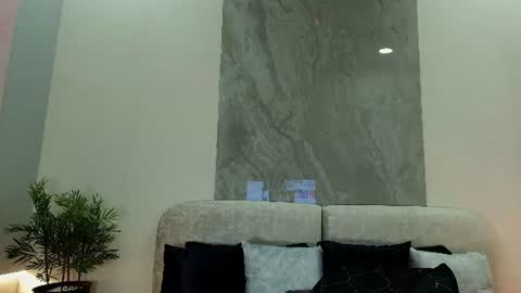 Snapshot of lorenzo_walker_ chatting on 06.29.26 L O R E N Z O Thumbs Up help online show from 06.29.26