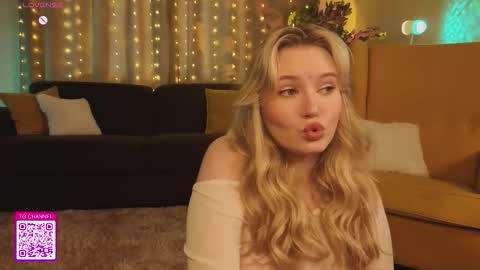 Snapshot of lorettacarnley chatting on 10.15.25 Alice online show from 10.15.25