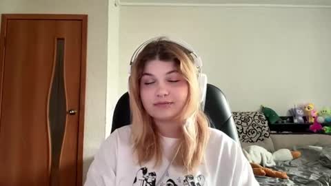 Snapshot of lorrainepurkiss chatting on 06.19.26 Stasha online show from 06.19.26
