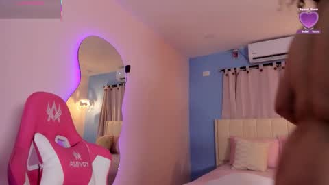 Snapshot of lou_22_ chatting on 02.10.26 Lou online show from 02.10.26