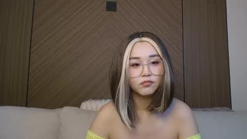 Snapshot of louisakim_ chatting on 05.25.26 Kim online show from 05.25.26