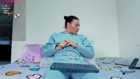 Snapshot of louise_22cm chatting on 06.19.26 Mi lu online show from 06.19.26