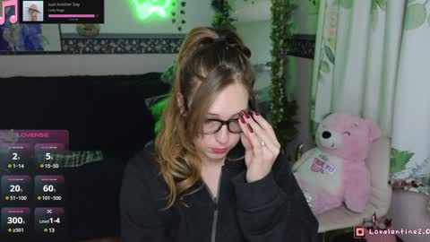 Snapshot of lovalentine chatting on 12.18.24 Lo Valentine online show from 12.18.24