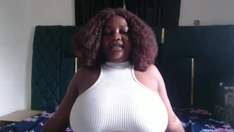 Snapshot of lovecumsluttie chatting on 11.01.25 mila online show from 11.01.25