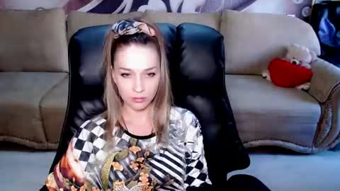 Snapshot of lovellymalina chatting on 06.18.26 private open online show from 06.18.26