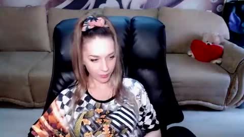 Snapshot of lovellymalina chatting on 06.26.26 private open online show from 06.26.26