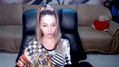 Snapshot of lovellymalina chatting on 06.28.26 private open online show from 06.28.26