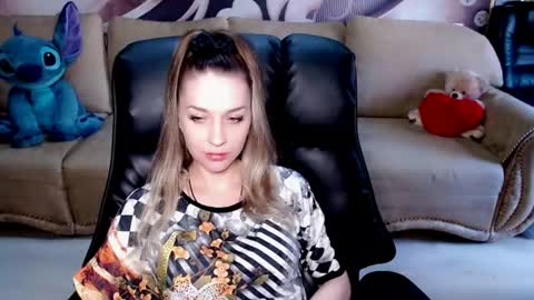 Snapshot of lovellymalina chatting on 07.15.26 private open online show from 07.15.26
