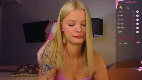 Snapshot of lovely_babyy chatting on 11.07.25 Jenny online show from 11.07.25