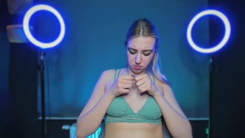 Bella 3 online show from 01.13.26