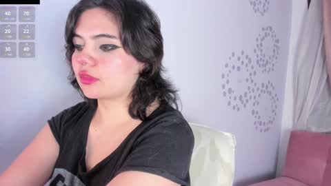 Snapshot of lovely_paris_01 chatting on 02.01.25 Paris Rose online show from 02.01.25