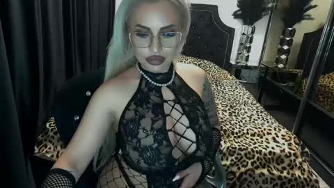 Snapshot of lovelyblondyxxx chatting on 04.28.26 PrAllinXXXa online show from 04.28.26