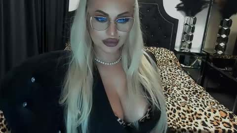 Snapshot of lovelyblondyxxx chatting on 04.28.26 PrAllinXXXa online show from 04.28.26