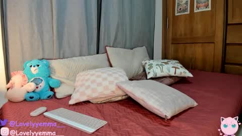 Snapshot of lovelyemma__ chatting on 12.17.25 online show from 12.17.25