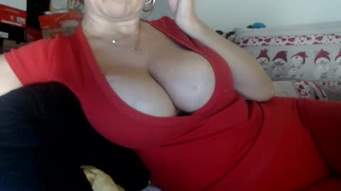 Snapshot of lovelywoman22 chatting on 12.31.24 lovelywoman22 online show from 12.31.24