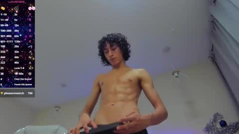 Snapshot of loverboy8_ chatting on 01.05.25 loverboy8_ online show from 01.05.25