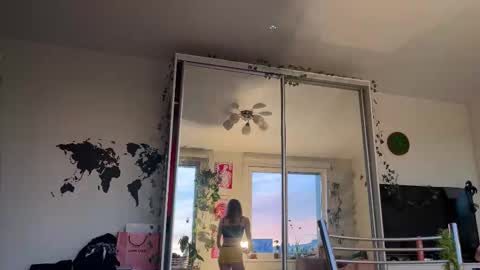 lovesstation online show from 10.19.25