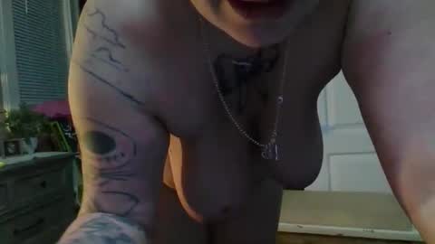 Snapshot of lovetubes101 chatting on 11.06.25 lovetubes101 online show from 11.06.25