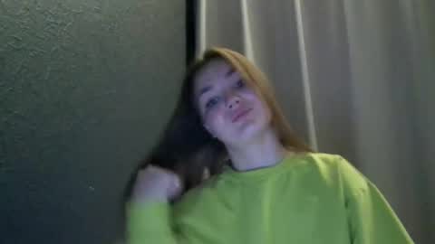 Snapshot of loviesimone chatting on 10.09.25 loviesimone online show from 10.09.25