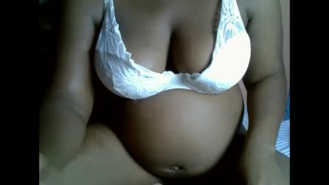 Snapshot of lowenyangvalentine chatting on 11.22.25 lowenyangvalentine online show from 11.22.25