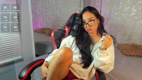 Snapshot of lucia_oregon chatting on 10.22.25 L U C I A online show from 10.22.25