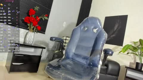 Snapshot of lucia_oregon chatting on 04.12.26 L U C I A online show from 04.12.26