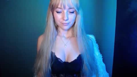 Snapshot of luciacam20 chatting on 09.24.25 Lucy online show from 09.24.25