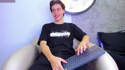 Snapshot of lucian_greyy chatting on 10.25.25 lucian_greyy online show from 10.25.25